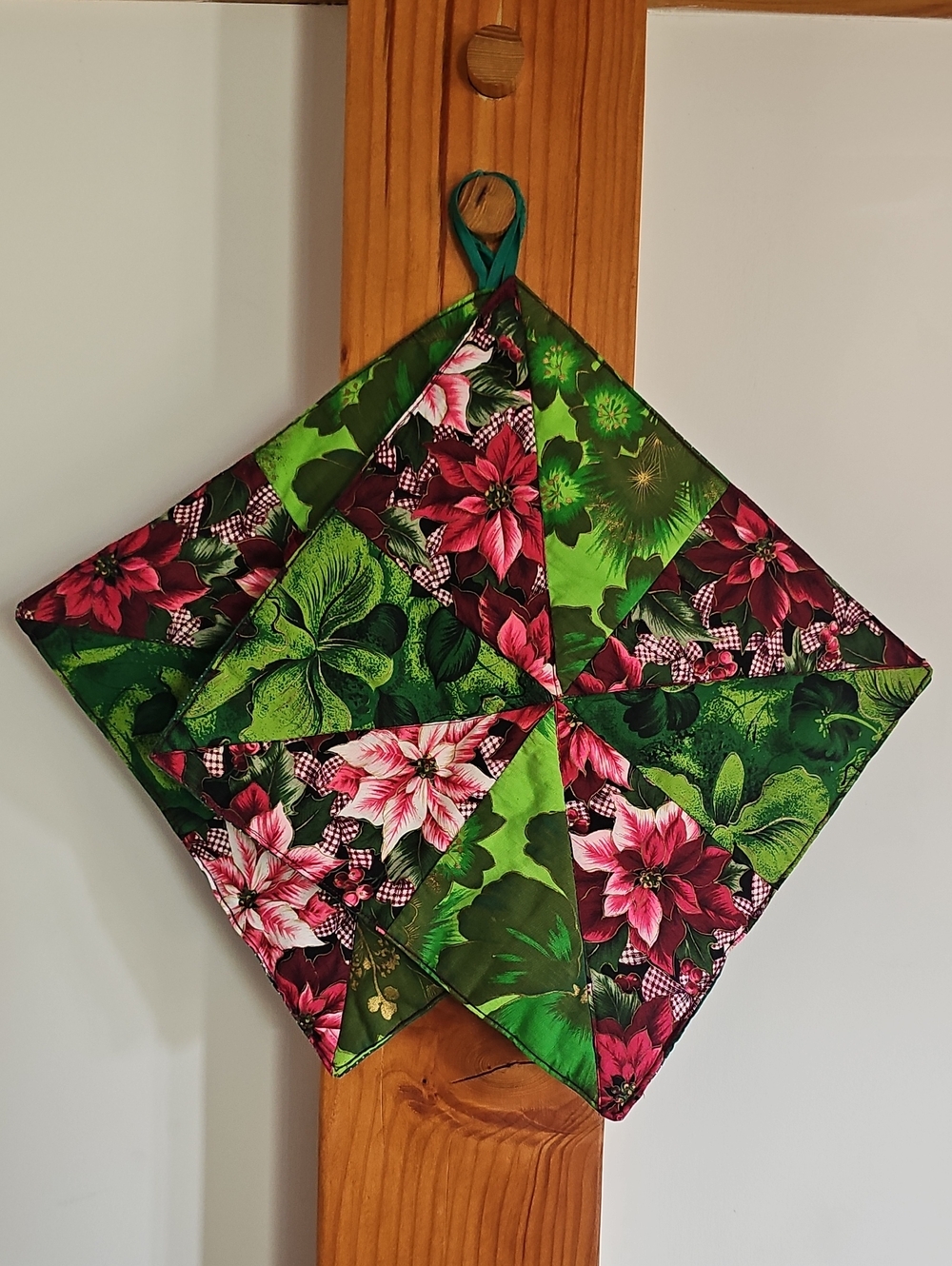 Green & Pink Floral Holiday Potholder Set - Festive Quilted Accent
